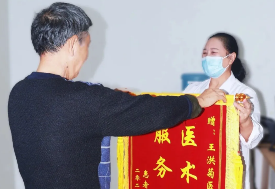 致敬醫(yī)者仁心 | 一面錦旗，一份信賴，一段暖心的醫(yī)患情